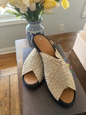 bernie mev. Woven Crisscross Slide Sandals in Beige and Black
